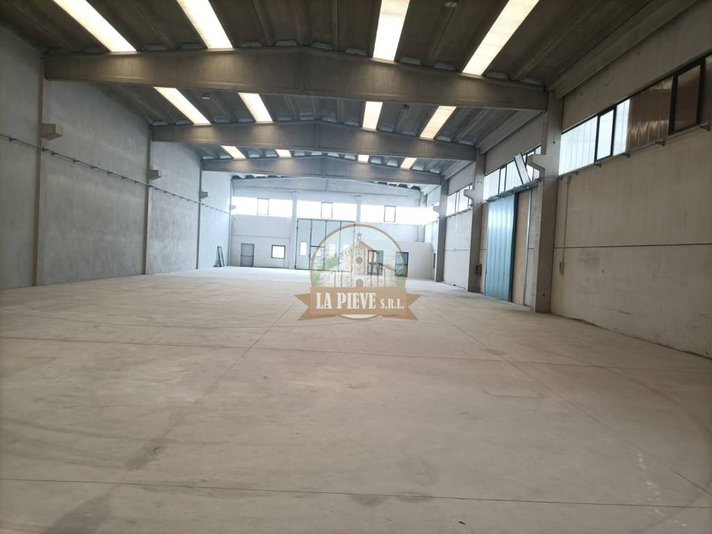 locale commerciale in affitto a Tortona