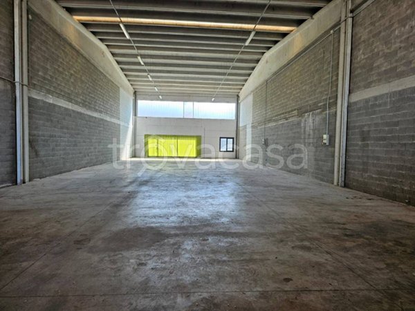 locale commerciale in affitto a Tortona