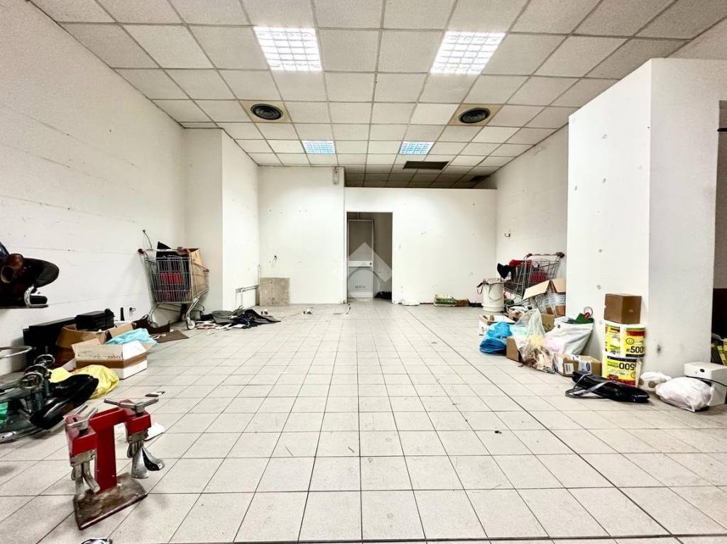 negozio in affitto a Tortona