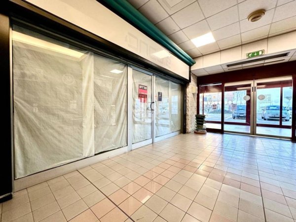 negozio in affitto a Tortona