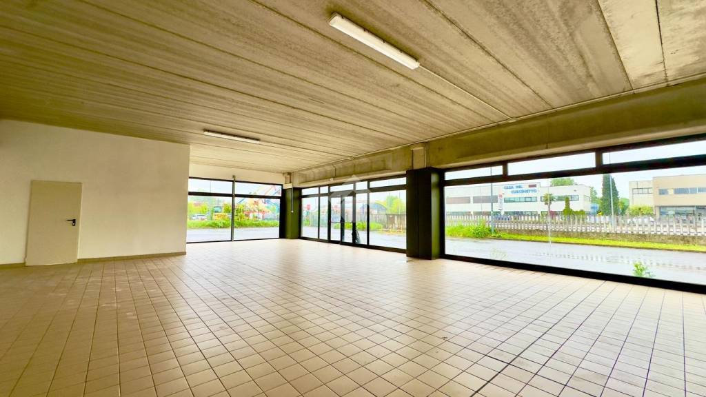 locale commerciale in affitto a Tortona