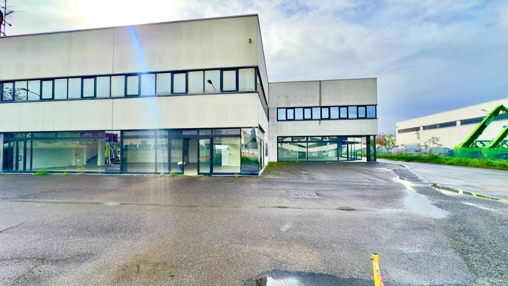locale commerciale in affitto a Tortona
