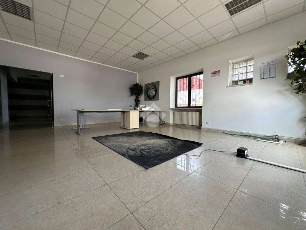 locale commerciale in affitto a Tortona