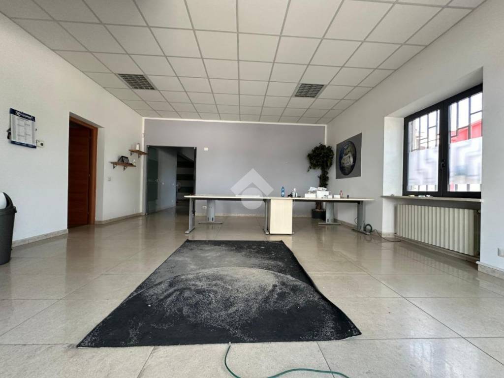 locale commerciale in affitto a Tortona