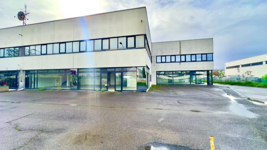 locale commerciale in affitto a Tortona