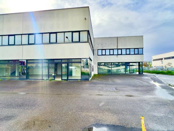 locale commerciale in affitto a Tortona