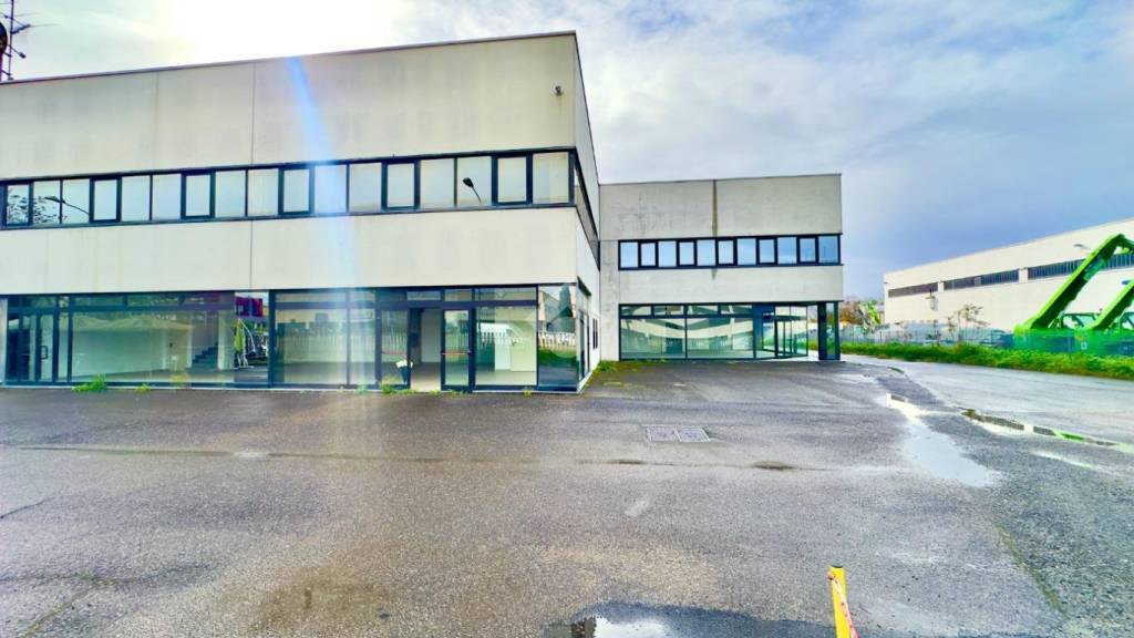 locale commerciale in affitto a Tortona