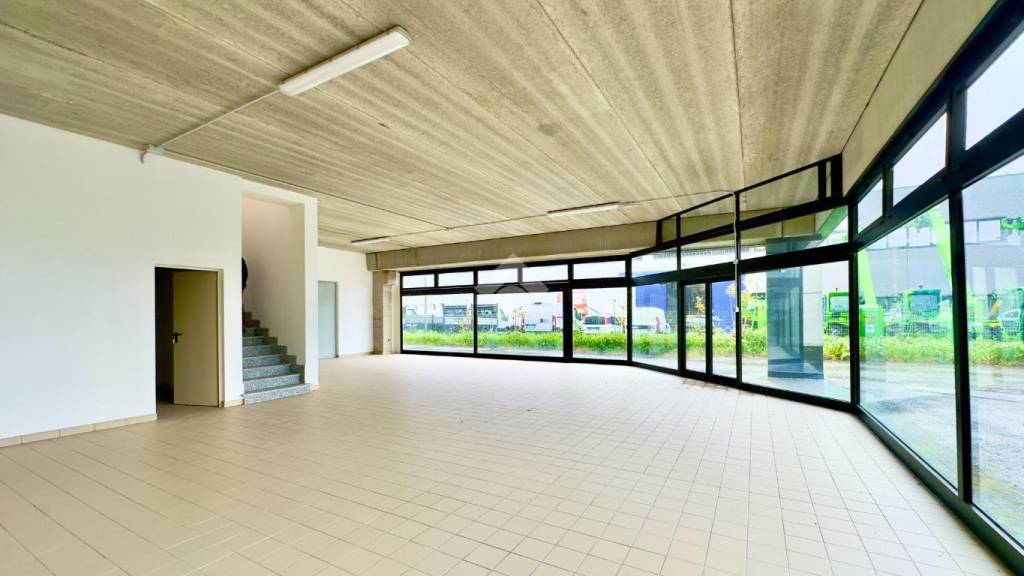 locale commerciale in affitto a Tortona