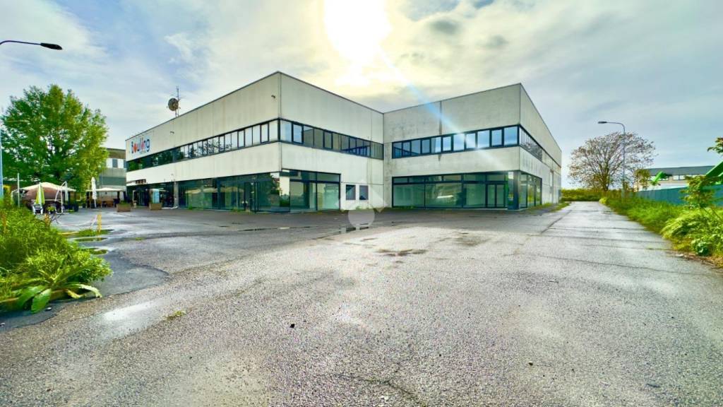 locale commerciale in affitto a Tortona