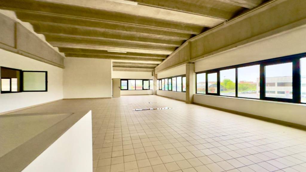 locale commerciale in affitto a Tortona