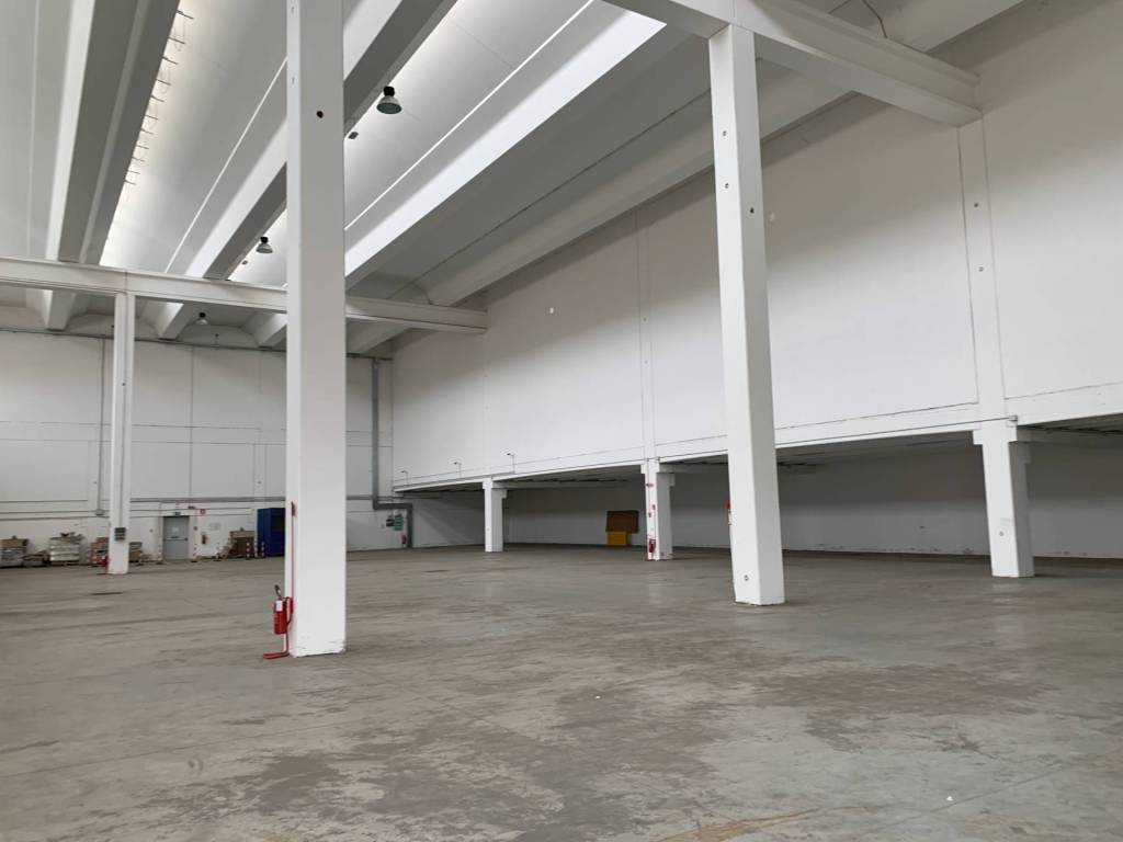 locale commerciale in affitto a Tortona