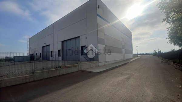 locale commerciale in affitto a Tortona