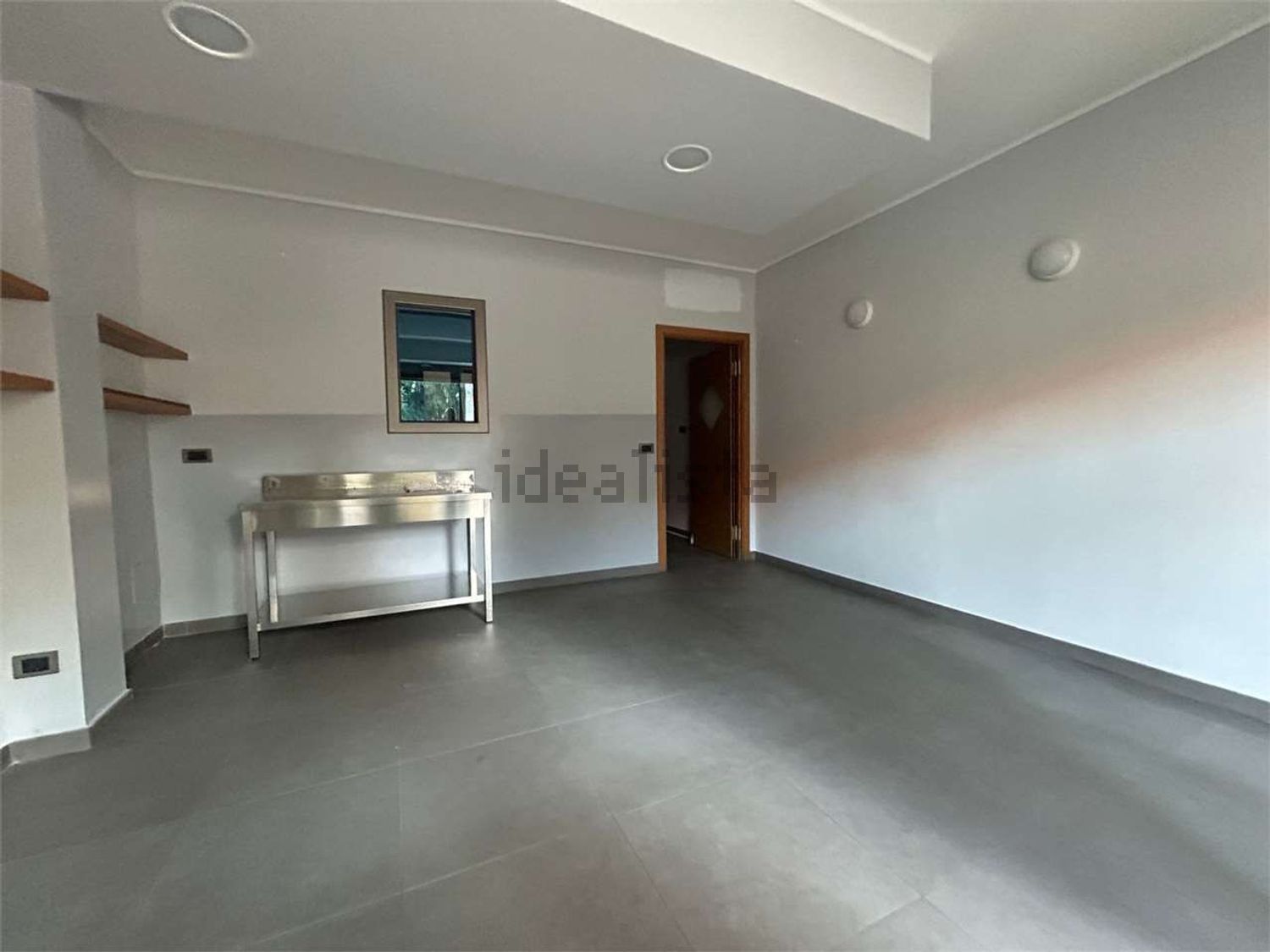 locale commerciale in affitto a Tortona