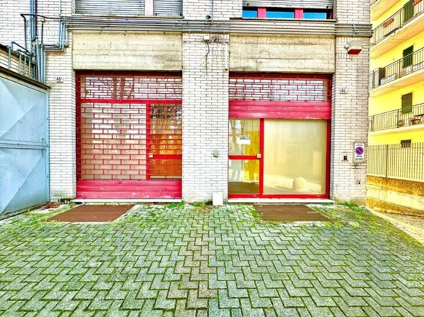 negozio in affitto a Tortona