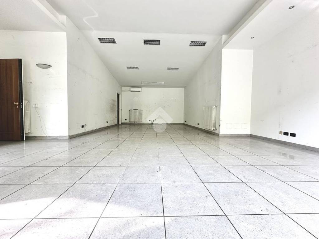 negozio in affitto a Tortona