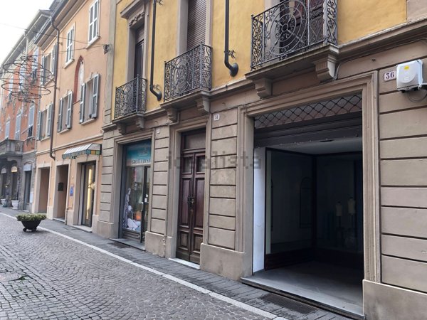 locale commerciale in affitto a Tortona