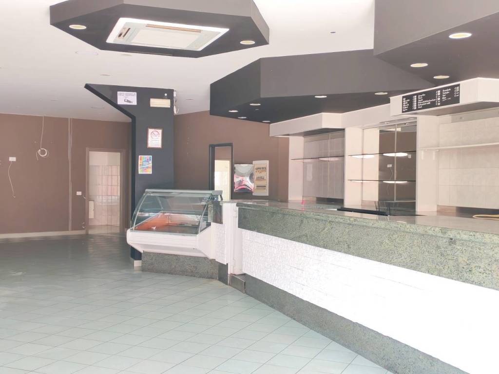 negozio in affitto a Tortona