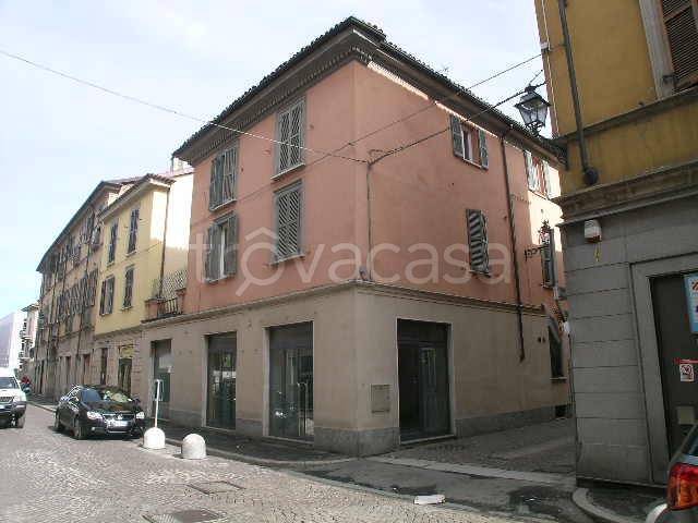 negozio in affitto a Tortona