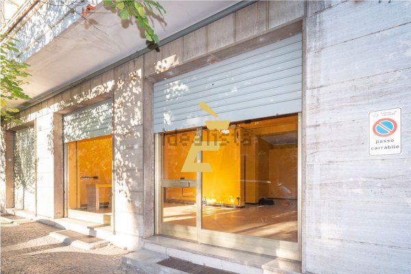 negozio in affitto a Valenza