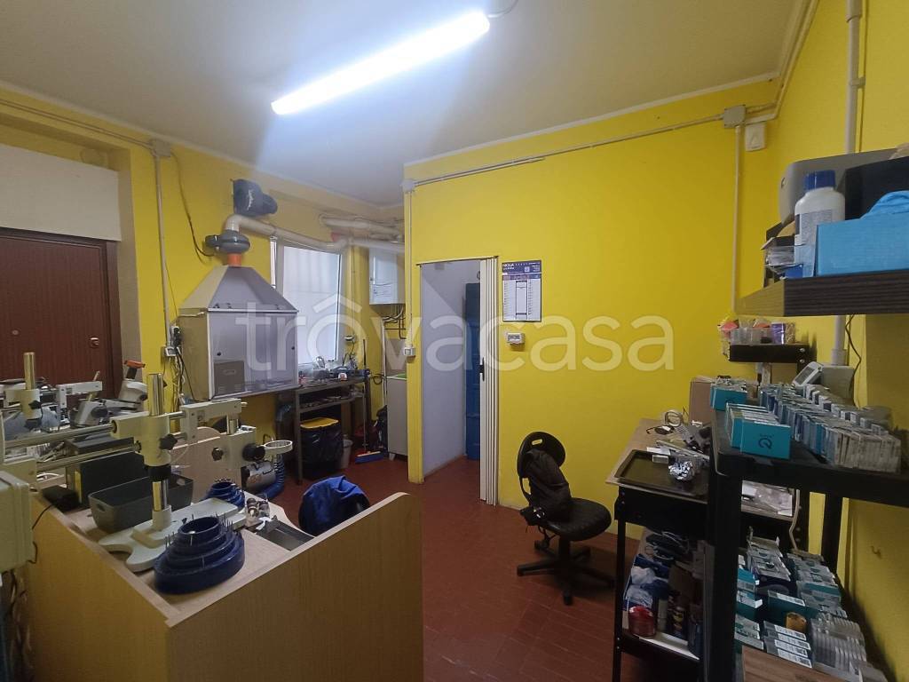 negozio in affitto a Valenza