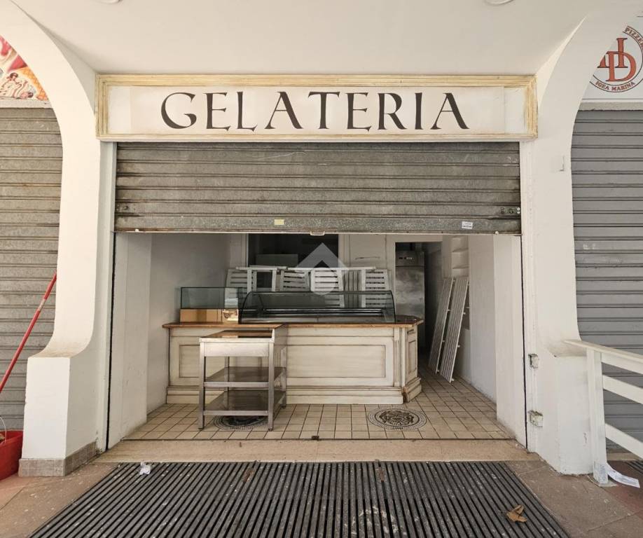 negozio in affitto a Bellaria-Igea Marina in zona Igea Marina