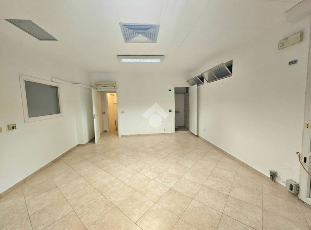 negozio in affitto a Bellaria-Igea Marina in zona Igea Marina