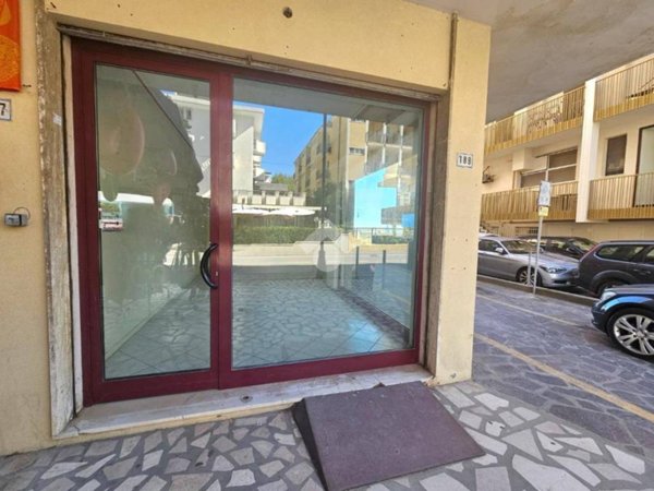 negozio in affitto a Bellaria-Igea Marina in zona Igea Marina