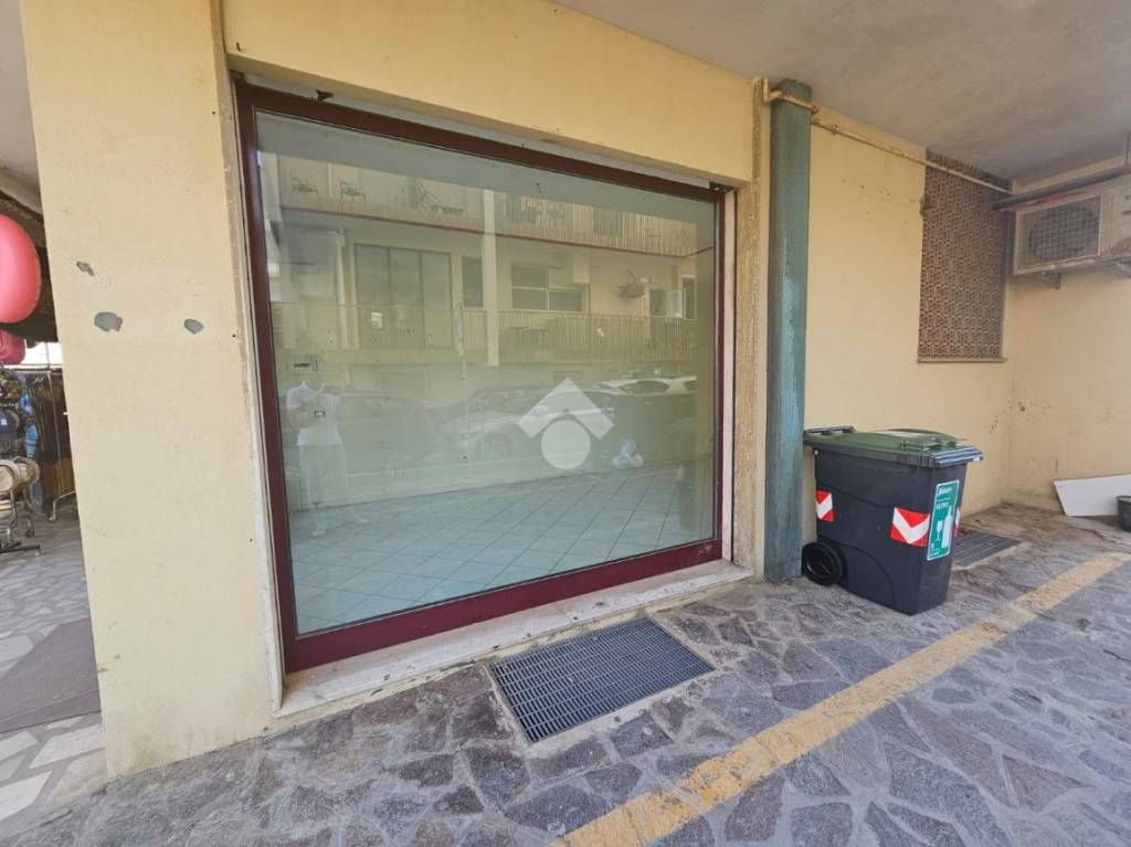 negozio in affitto a Bellaria-Igea Marina in zona Igea Marina