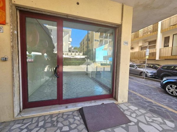 negozio in affitto a Bellaria-Igea Marina in zona Igea Marina