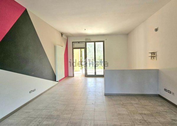 negozio in affitto a Bellaria-Igea Marina in zona Igea Marina