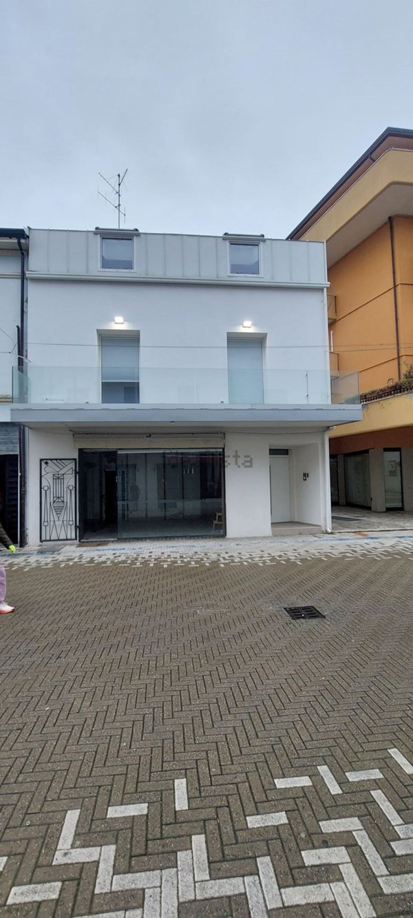 negozio in affitto a Bellaria-Igea Marina in zona Bellaria