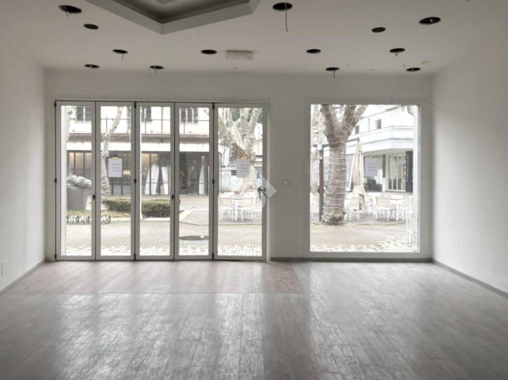 negozio in affitto a Bellaria-Igea Marina in zona Bellaria