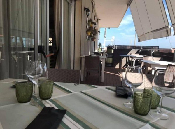 negozio in affitto a Bellaria-Igea Marina in zona Igea Marina