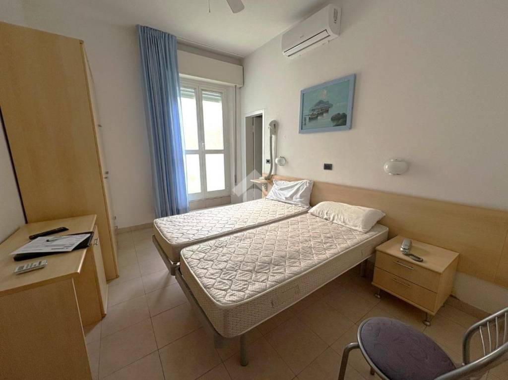 negozio in affitto a Bellaria-Igea Marina in zona Igea Marina