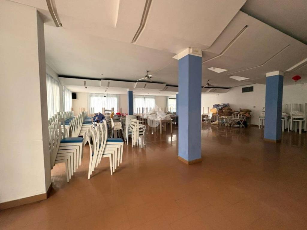 negozio in affitto a Bellaria-Igea Marina in zona Igea Marina