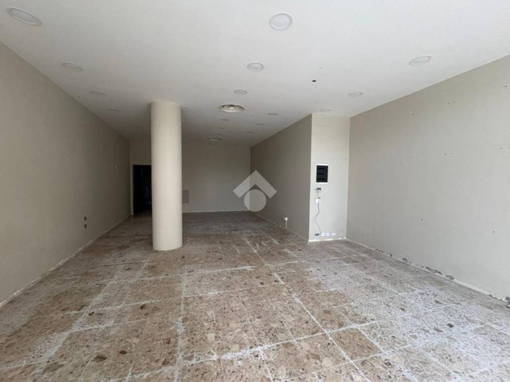 negozio in affitto a Bellaria-Igea Marina in zona Bellaria