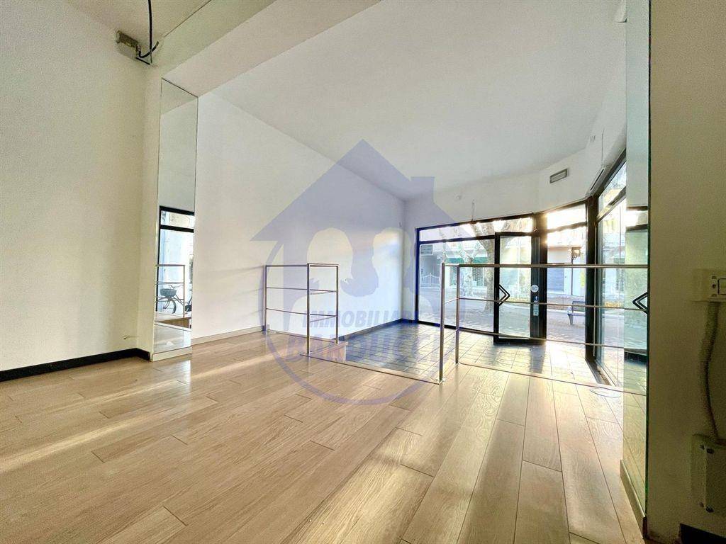 negozio in affitto a Bellaria-Igea Marina in zona Bellaria