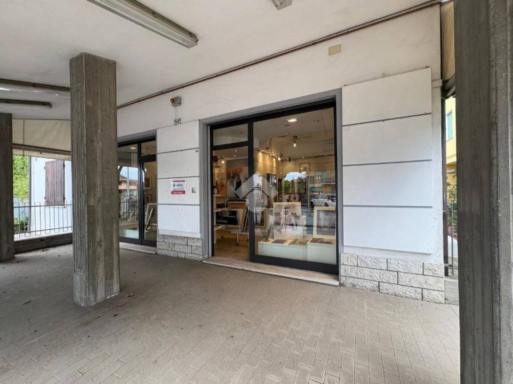 negozio in affitto a Bellaria-Igea Marina in zona Bellaria