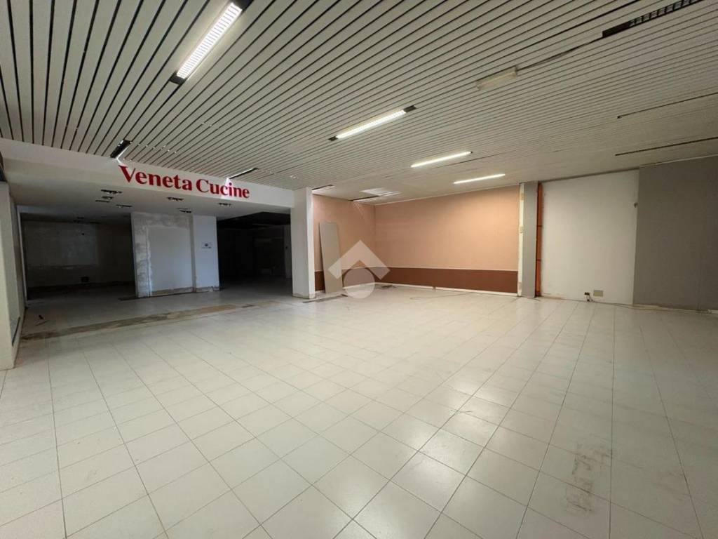 locale commerciale in affitto a Bellaria-Igea Marina in zona Igea Marina