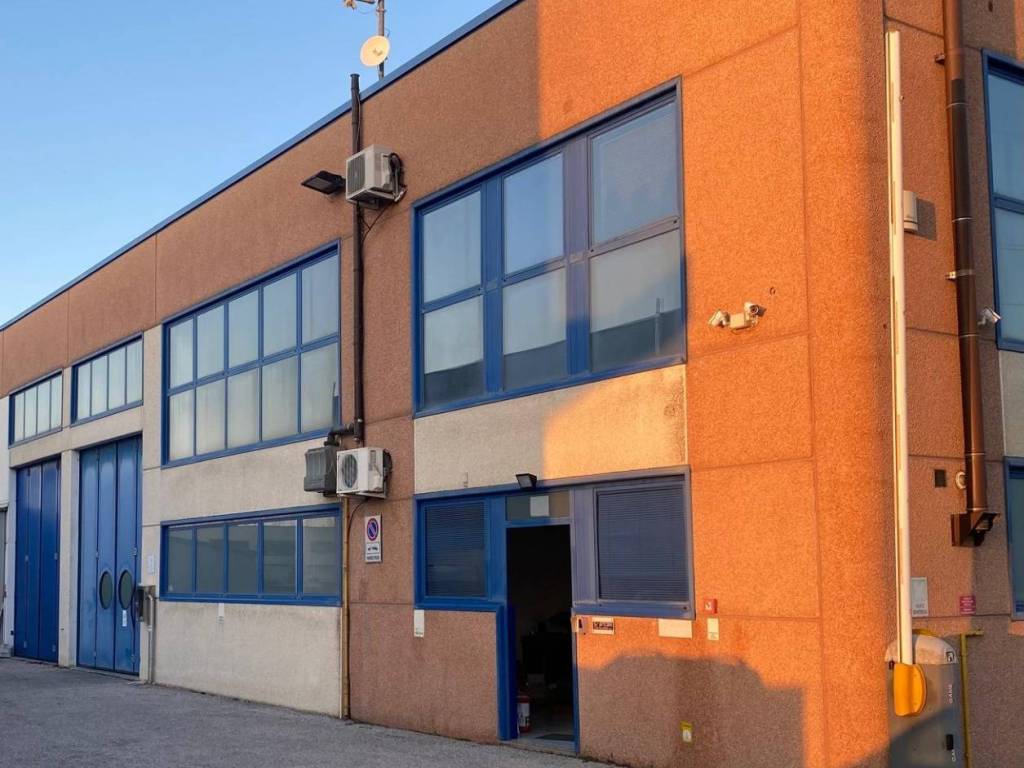 locale commerciale in affitto a Cattolica