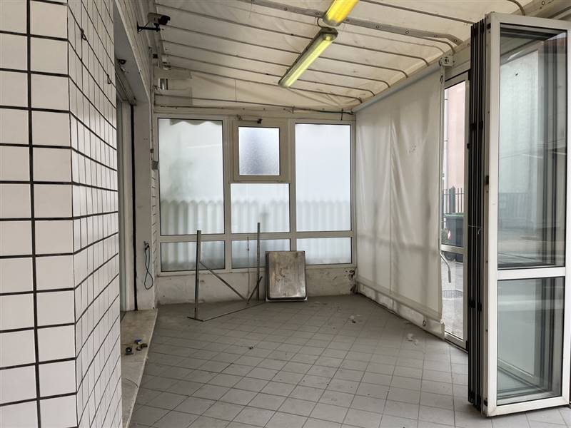 negozio in affitto a Riccione in zona Alba
