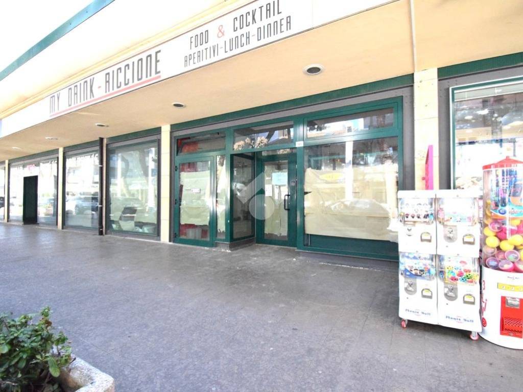 negozio in affitto a Riccione in zona Alba
