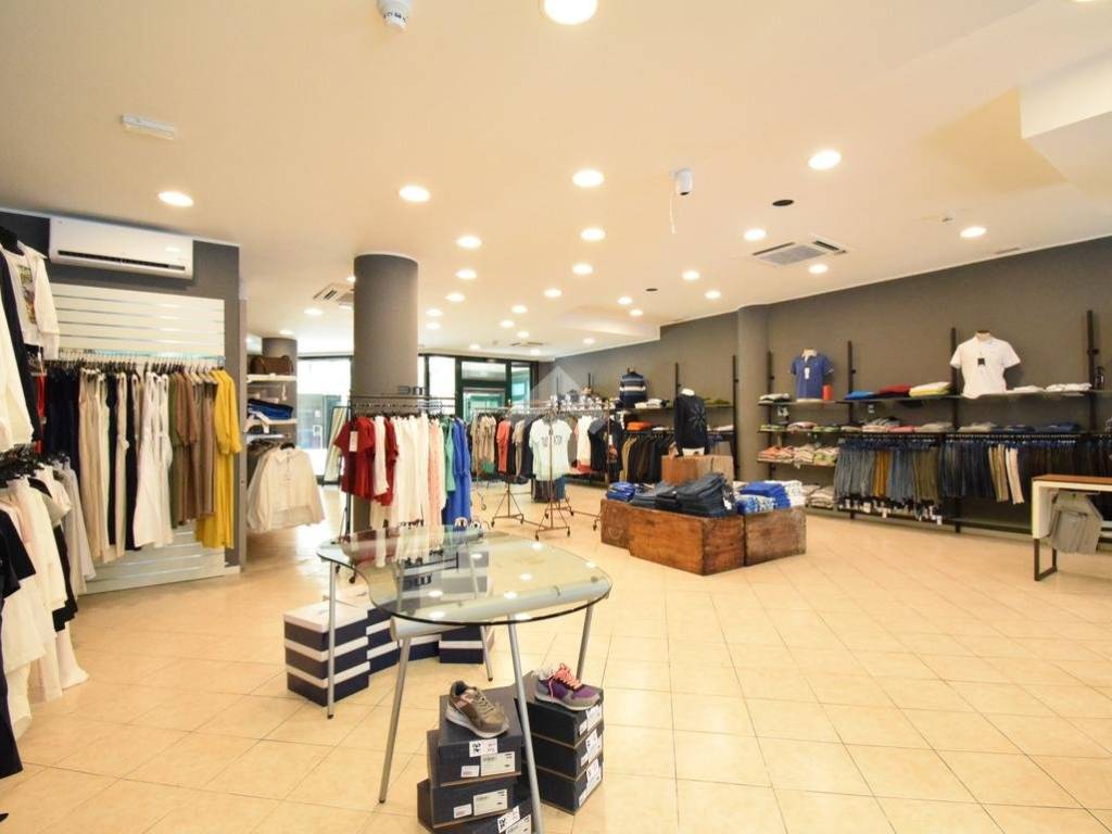negozio in affitto a Riccione in zona Alba