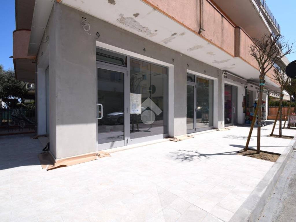 negozio in affitto a Riccione in zona Alba