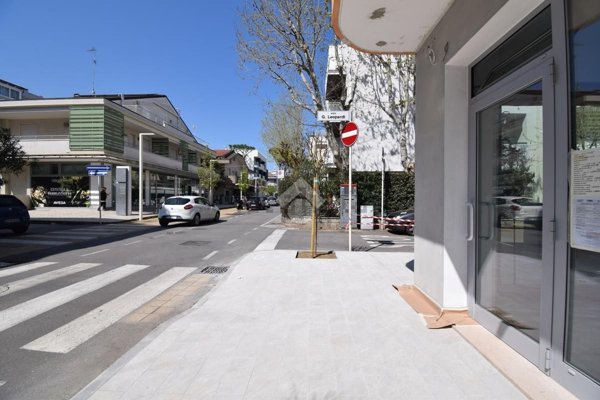 locale commerciale in affitto a Riccione in zona Alba