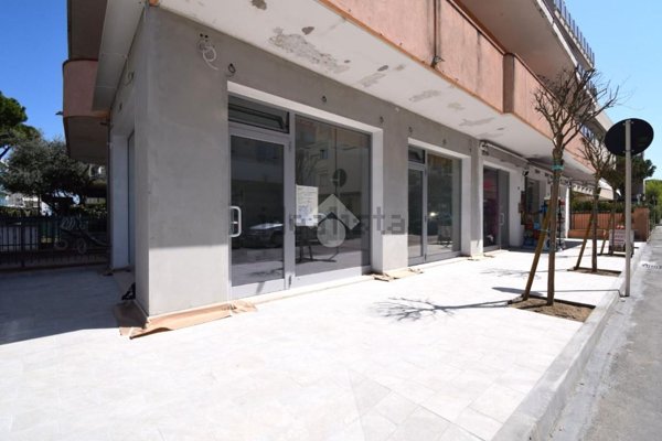 locale commerciale in affitto a Riccione in zona Alba