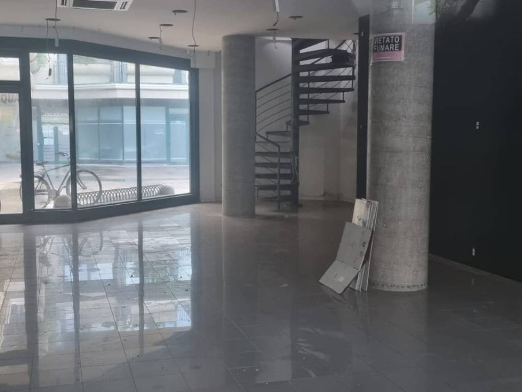 negozio in affitto a Riccione in zona Marano