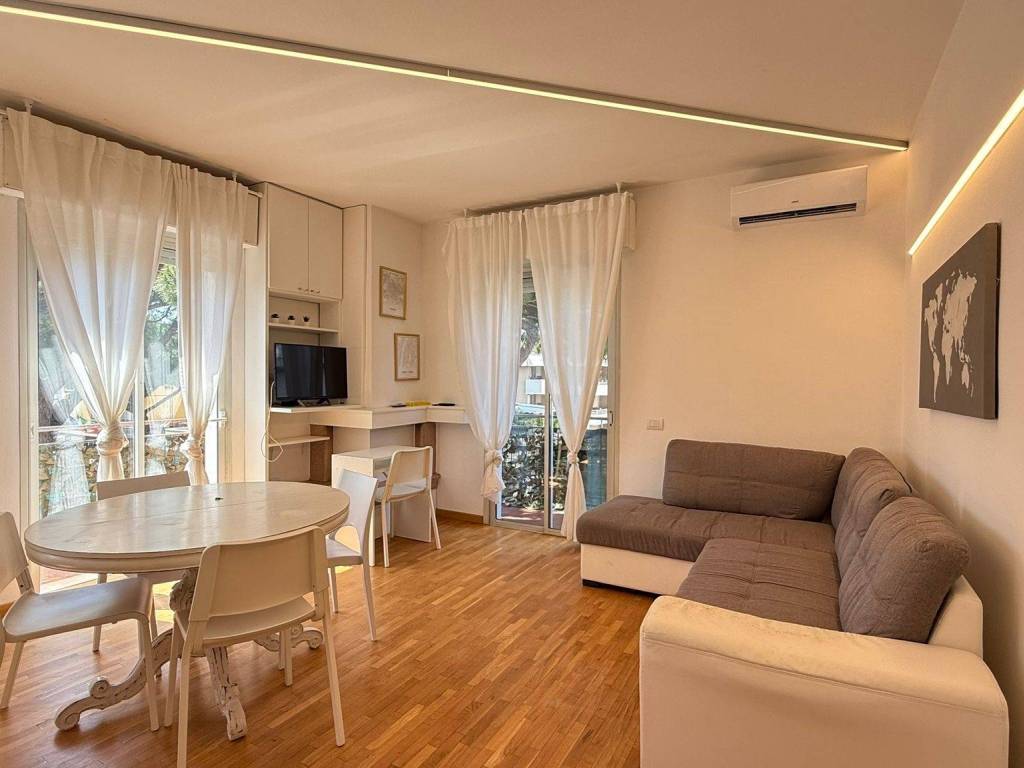 appartamento in affitto a Riccione in zona Alba