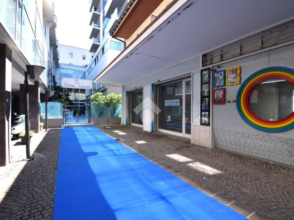negozio in affitto a Riccione in zona Alba
