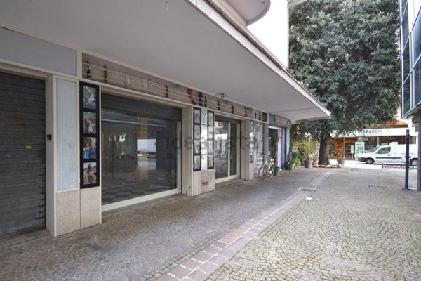 locale commerciale in affitto a Riccione in zona Alba